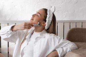 Как правильно делать массаж лица самой себе: упражнения, средства для ухода