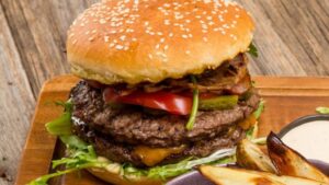 Бургер с говяжьими котлетами — классика мужского стола